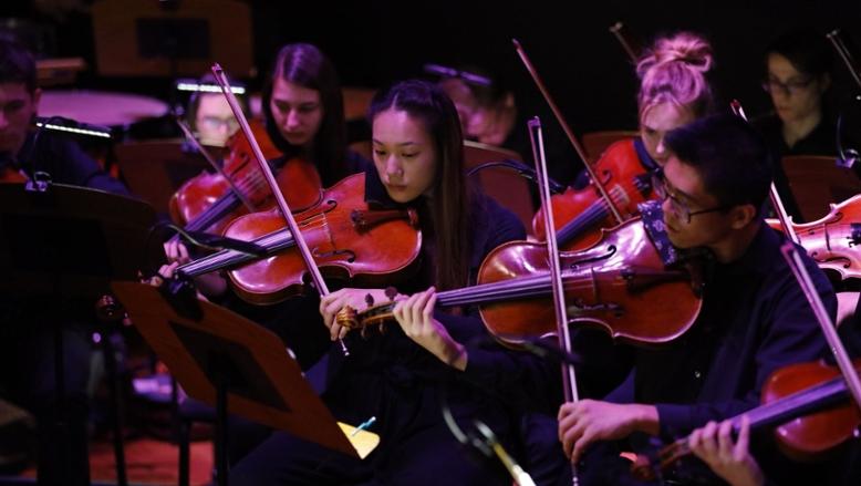 A musical performance at 澳门威尼斯人app下载大学